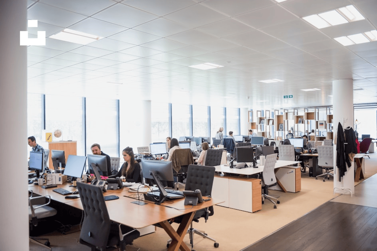 Real-time synchronization between desk booking and occupancy for the Hybrid Workplace solution.